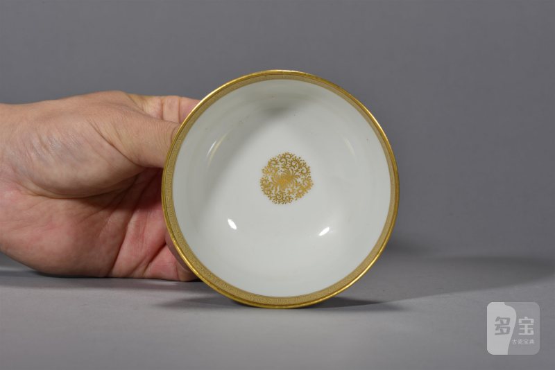 清乾隆 粉彩描金开窗庭院仕女图茶圆 - 图7